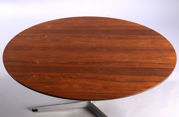Arne Jacobsen. Cirkulært sofabord med plade af fineret palisander, Ø. 110 cm