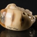 Netsuke i form som en frø på en kalabas, udskåret arbejde i mammutelfenben, signeret