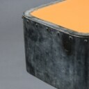 Sofabord af metal og orange bemalet spånplade.