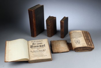 En samling ældre danske bøger fra 16-1800-tallet, bl.a. almanak og historie (5)