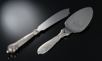 A. Michelsen Rosenborg lagkagekniv med skaft af sterlingsølv samt fiskeserveringsspade af sterlingsølv. (2)