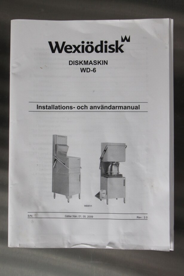 Wexiödisk industri opvaskemaskine m/ tilbehør samt to borde.
