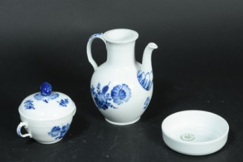 Royal Copenhagen / Kongeligt Porcelæn. Blå Blomst Flettet & Riflet Signatur. Tre dele stel (3)