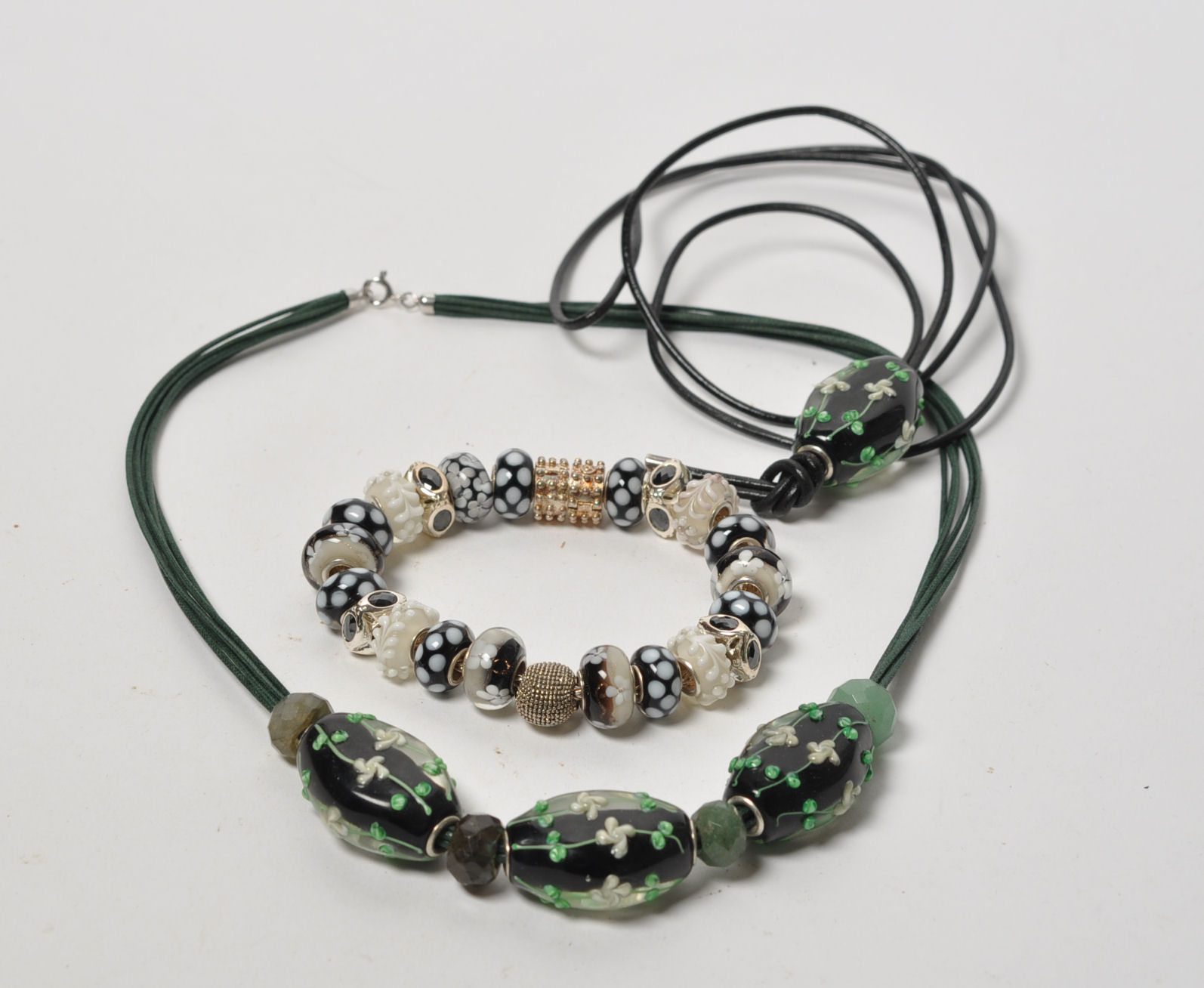 stum Derved Creep Charlotte Borgen. En samling perler og smykker af glas og sterlingsølv |  Lauritz.com