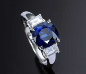 Royal Blue safir- og diamantring af platin - i alt ca. 3.61 ct. Medfølgende rapport på safir