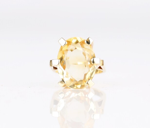 Citrinring af 14 kt. guld. Ringstr. 47.