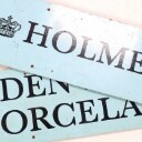 Royal Copenhagen samt Holmegaard: To hængeskilte af bemalet træ, 1950'erne (2)