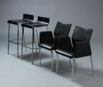 Et par barstole og et par armstole betrukket med sort skai. (4)