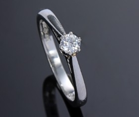 DIA. Brillant-solitairering af platin på 0.15 ct