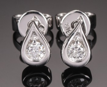 Diamonds By Frisenholm. Et par brillantørestikker af 9 kt hvidguld (2)