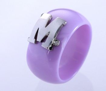 Keramisk ring med initial M i hvidguld med brillant, lys lavendel