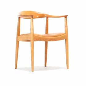 Hans J. Wegner (1914-2007) for PP Møbler: 'The Chair' armstol af kirsebær, model PP501