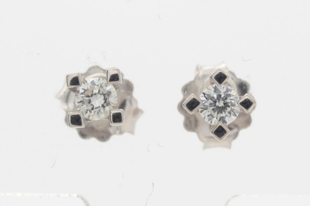 Pair of solitaire diamond earrings, 14 kt. white gold, approx. 0.10 ct