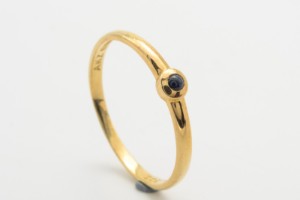 Byblomst støbt Rendition Ring med safir, af 8 kt. guld, str. 56 - Lauritz.com
