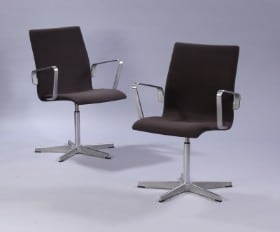 Arne Jacobsen. Et par 'Oxford' stole, Red Label (2)