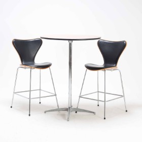 Arne Jacobsen. Et par 'Syver' barstole, model 3197, red label samt cafe/barbord (3)