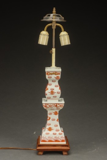 Kinesisk bordlampe i form af to sammensatte opsatser af porcelæn, 1900-tallet