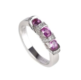 Tirisi: Pink safir- og diamantring af 18 kt. hvidguld. Ringstr. 55.