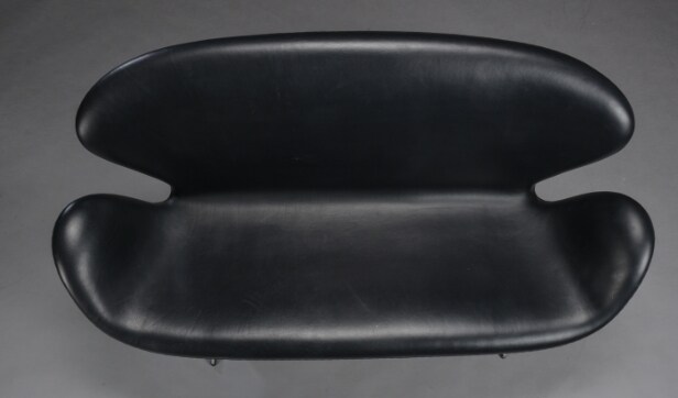 Arne Jacobsen. Svanesofa model 3321 i sort læder
