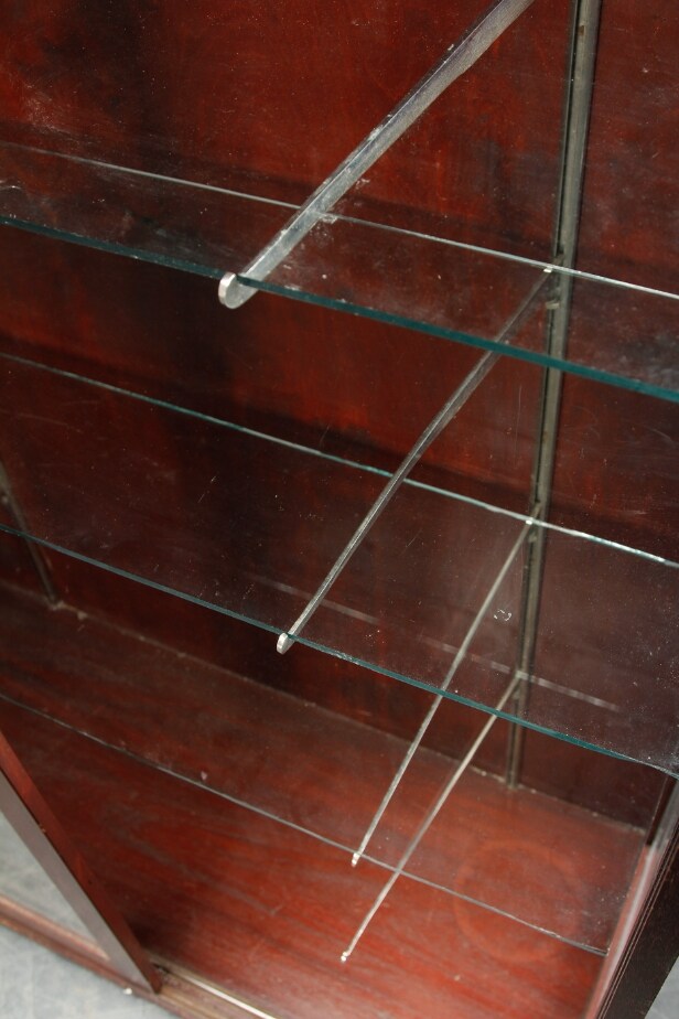 Stor vitrine/udstillingsskab