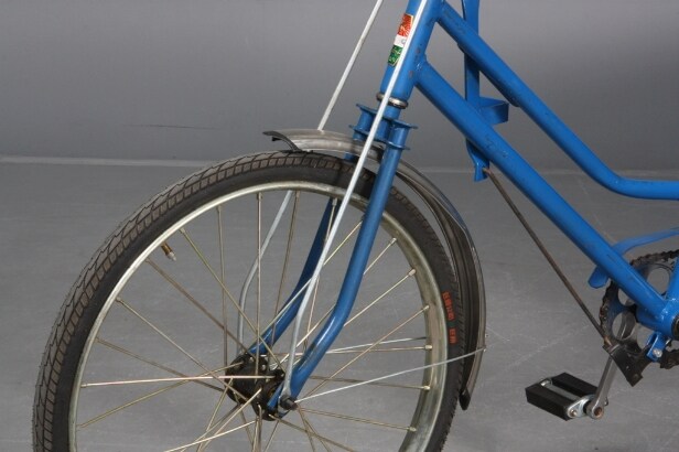 Budcykel med lad.