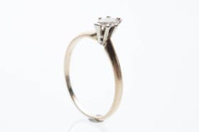 Ring af 14 kt guld med en navette slebet diamant, 0.25 ct.