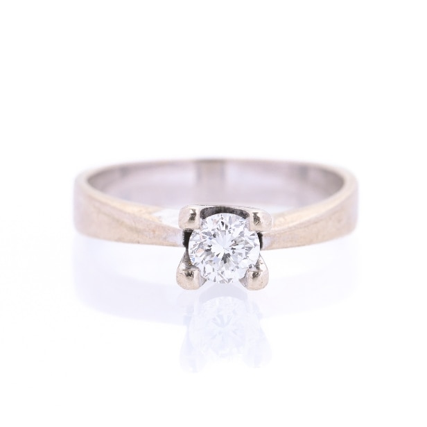 Flemming Kjerulff: A diamond solitaire ring of 14k white gold, approx. 0.45 ct. TW/VS. Size 55