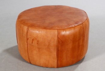 A Mano Furniture. Puf. H. 35 Ø. 60, cognacfarvet marokkansk læder