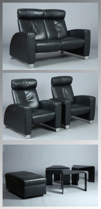 Ekornes. Stresless. To-pers. sofa, et par lænestole samt puf af sort læder med sideborde af sort formspændt finér (7)