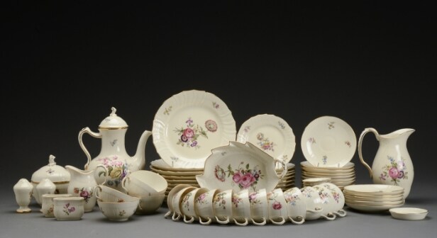 Royal Copenhagen. 'Frijsenborg' stel af porcelæn (74)