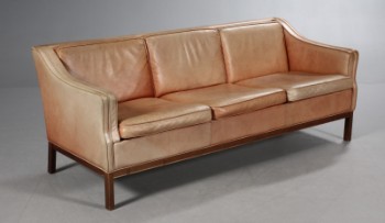 Dansk møbelproducent. Tre-pers. sofa, brunt skind