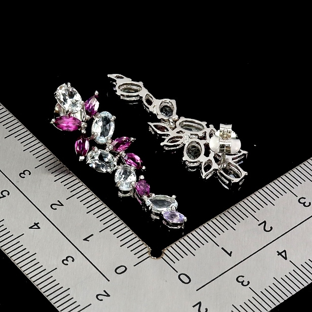 Et par ørestikker af sterlingsølv med facetslebne akvamariner, tanzanitter og pink rhodolit granater. (2)