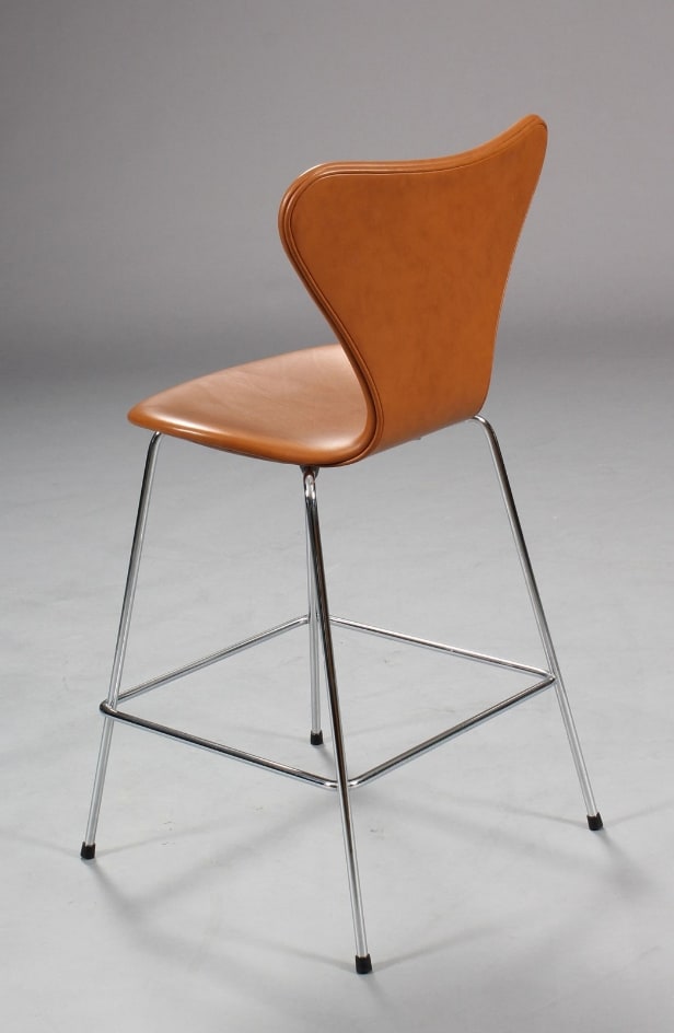Arne Jacobsen. 7'er barstol, model 3187, nybetrukket