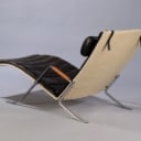 Preben Fabricius & Jørgen Kastholm. 'Græshoppen', chaiselongue i sort læder, model FK 87