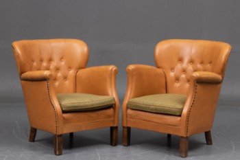 Et par Club Chairs betrukket med brunt læder. 1940`erne (2)