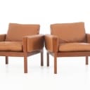 Hans J. Wegner. Pair of teak armchairs, model AP-62/1, cognac-coloured aniline leather (2)