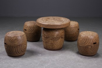 Japansk  havebord og fire skamler. Glasseret keramik(5)
