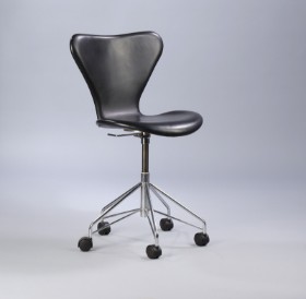 Arne Jacobsen. Kontorstol, 'Syveren', sort læder, model 3117