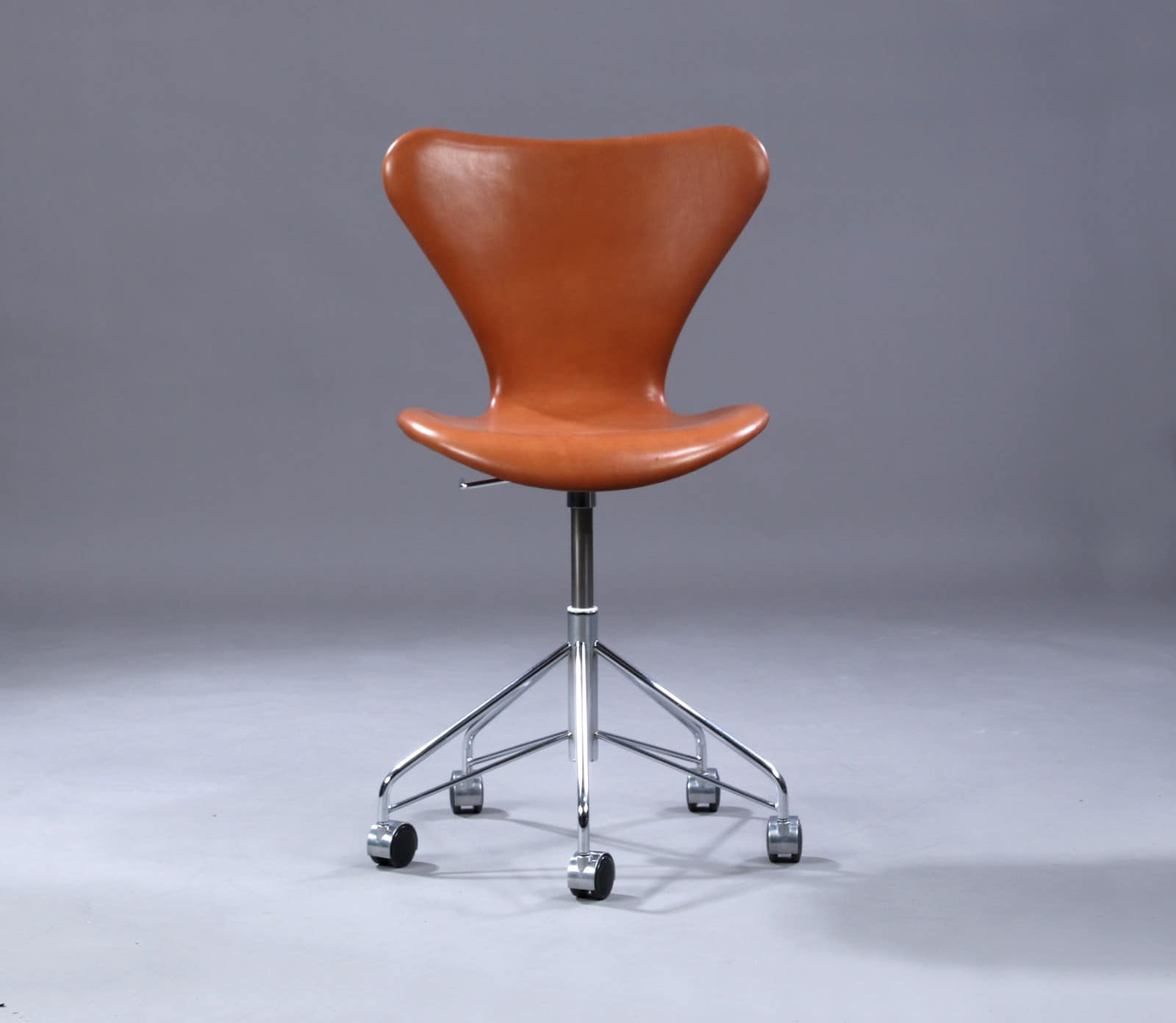 Arne Jacobsen. Kontorstol, 'Syveren', 'anilin læder, model 3117 | Barnebys