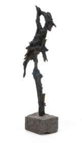 Anna Marie Junker. Skulptur af mose eg, H. 138 cm