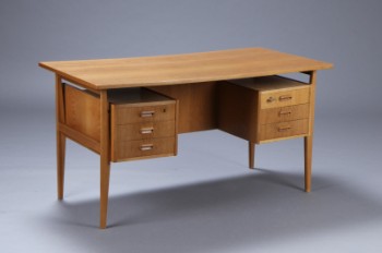 Dansk møbelproducent: Fritstående skrivebord i eg