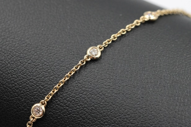 Bracelet made of 14 kt gold with eight natural diamonds totaling 0.25 ct.