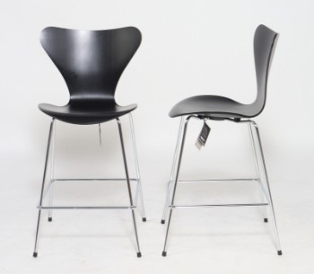 Arne Jacobsen. Par Syver barstole, sortlaseret. (2)