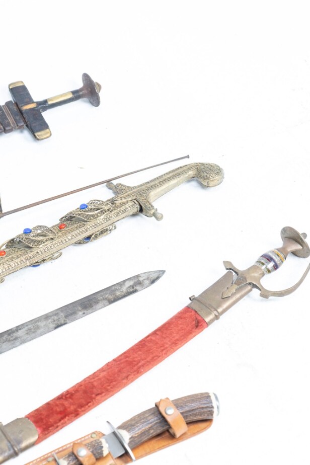 En samling sabler, knive mm (7)