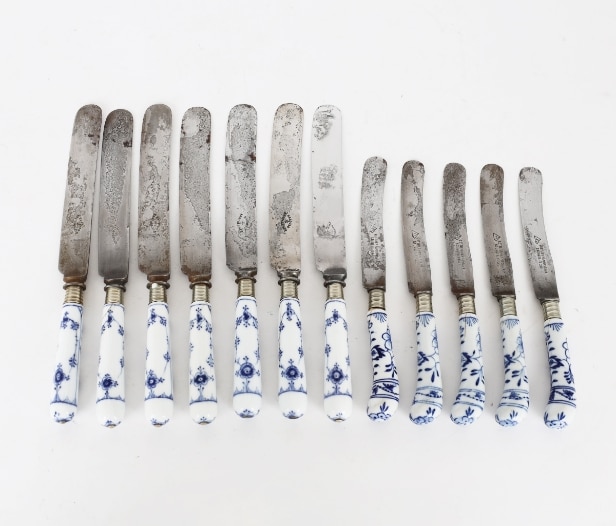 Royal Copenhagen: 7 Rådvad knive med musselmalet porcelæn samt 5 andre knive med porcelæn. (12)