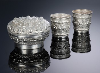 Kinesisk sølvsmed. Lågkrukke og to små bægre af sølv, omkr. 1900 (3)