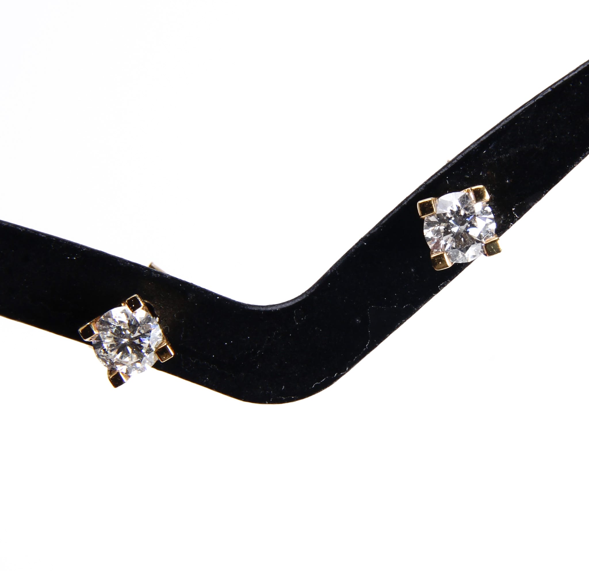 Kranz&Ziegler. A pair of solitaire earrings in 14 kt. gold, 2x0.20 ct. (2)