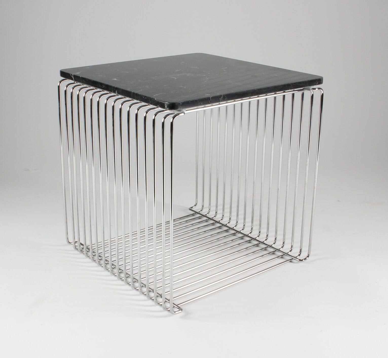 Verner Panton. Wire Cubes i farven 'Chrome' med marmorplade.