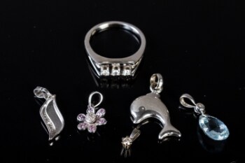 Fem vedhæng og ring i 14 kt. hvidguld med diamanter mm (6)