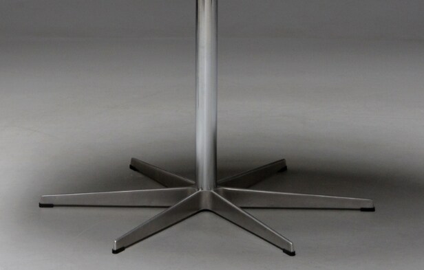 Piet Hein/ Arne Jacobsen. Rundt spisebord på sekspas søjlefod 
